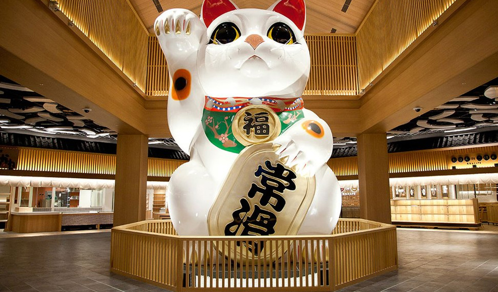 Enorme statue del gatto portafortuna giapponese
